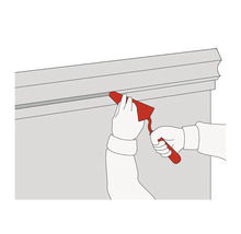 Aplikácia tmelu pomocou hladidla na tmel