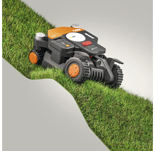 Záhradný traktor na trávniku