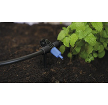 Systém kvapkovej závlahy na zavlažovanie rastlín v záhrade.