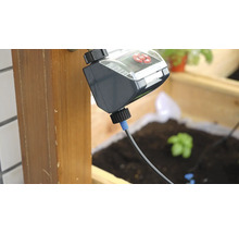 Zavlažovací počítač s hadicou a kohútikovou prípojkou na zavlažovanie záhrady