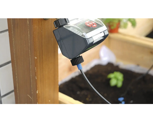 Zavlažovací počítač s hadicou a kohútikovou prípojkou na zavlažovanie záhrady