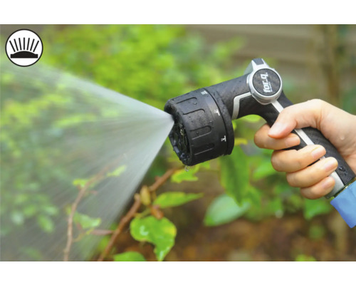 Ruka drží záhradnú striekaciu pištoľ, ktorá strieka vodu