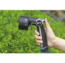 Ruka drží záhradný postrekovač značky for_q.