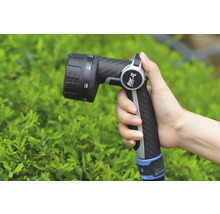 Zavlažovacia pištoľ k záhradnej hadici s rôznymi typmi postreku v ruke