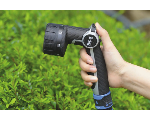 Zavlažovacia pištoľ k záhradnej hadici s rôznymi typmi postreku v ruke