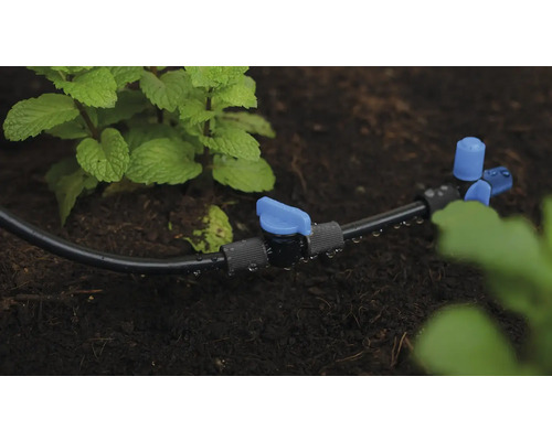 Zavlažovací systém s kvapkovou hadicou a uzatváracím ventilom v záhradnom záhone