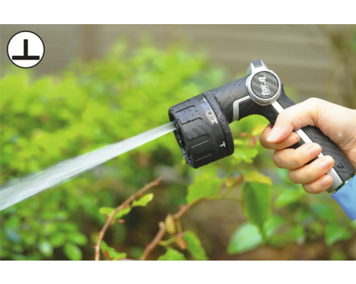 Ruka drží záhradnú hadicovú pištoľ s nastaviteľnými režimami striekania.