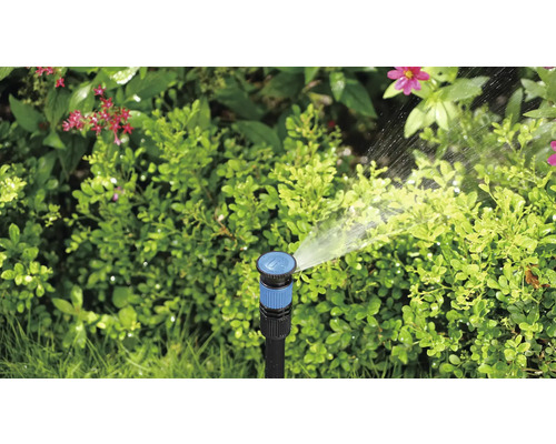 Záhradný postrekovač zavlažuje rastliny