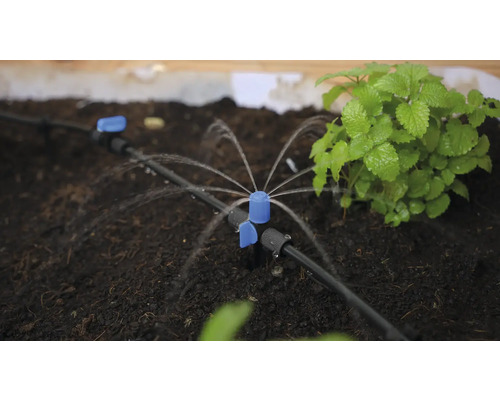 Zavlažovací systém so zavlažovačom v záhradnom záhone