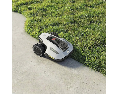 Robotická kosačka na trávniku a dlažobných kockách