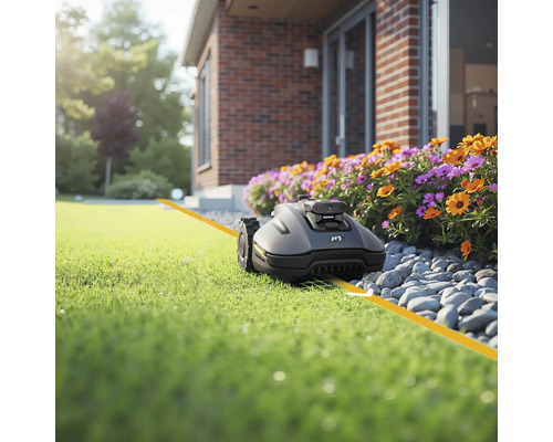 Robotická kosačka na trávniku pred domom