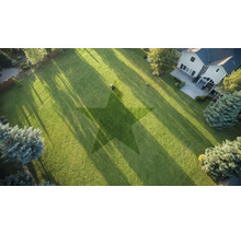 Letecký pohľad na záhradu so kosačkou a hviezdicovým vzorom v trávniku