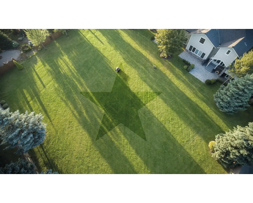 Letecký pohľad na záhradu so kosačkou a hviezdicovým vzorom v trávniku