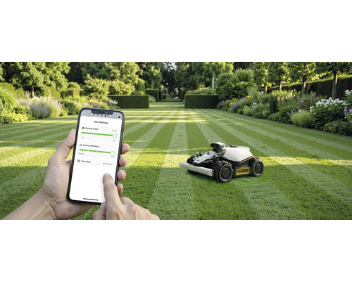 Scéna s robotickou kosačkou na trávniku a osobou používajúcou smartfón na ovládanie zariadenia
