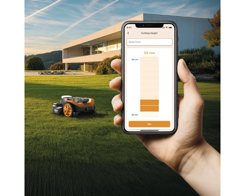 Robotická kosačka na trávniku je ovládaná pomocou aplikácie pre smartfóny.