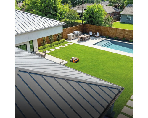 Pohľad na záhradu s robotickou kosačkou, bazénom a grilom