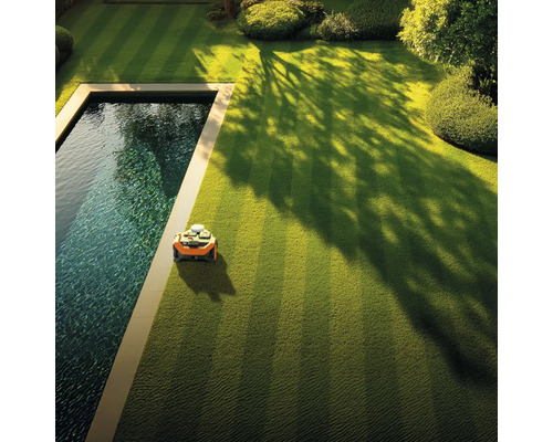 Robotická kosačka na trávniku vedľa bazéna