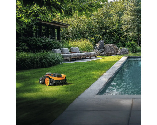 Robotická kosačka v prevádzke na trávniku vedľa bazéna