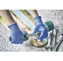 Osoba opravuje skateboard pomocou kľúča a rukavíc