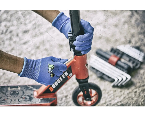 Osoba opravuje kolobežku pomocou náradia a ochranných rukavíc