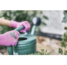 Ruky v detských rukaviciach držia krhlu