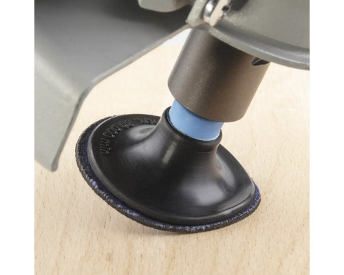 Detail brúsneho nástroja na drevenom povrchu