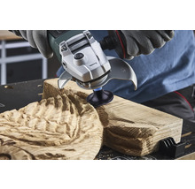 Osoba používa uhlovú brúsku na opracovanie dreva.