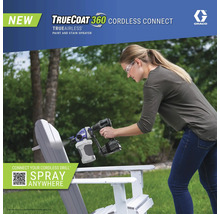 Žena strieka farbu na stoličku v záhrade pomocou akumulátorovej striekacej pištole TrueCoat 360