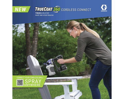 Žena strieka farbu na stoličku v záhrade pomocou akumulátorovej striekacej pištole TrueCoat 360