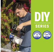 Muž používa striekaciu pištoľ rady DIY pre ľahké projekty s objemom projektu 7,5 litra