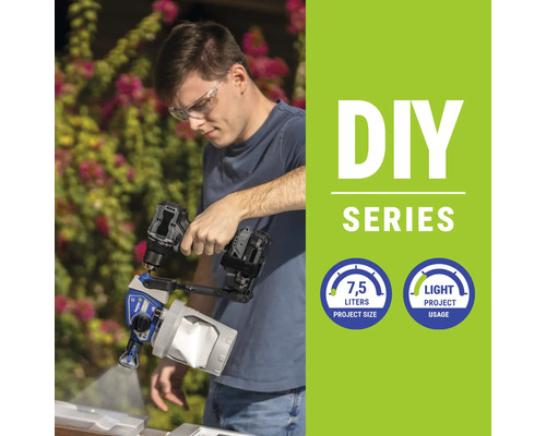 Muž používa striekaciu pištoľ rady DIY pre ľahké projekty s objemom projektu 7,5 litra