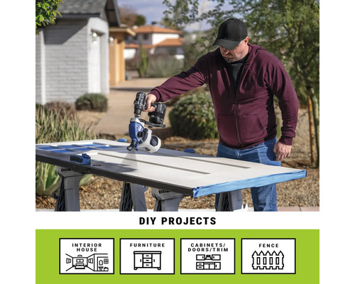 Muž realizuje vonkajší kutilský projekt s použitím striekacej pištole na dvere.