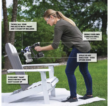 Žena strieka drevenú stoličku farbou