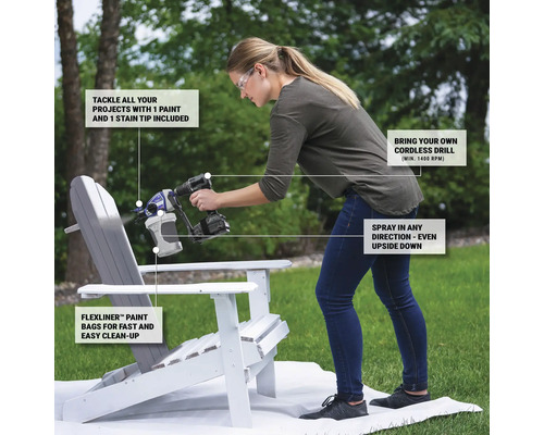 Žena strieka drevenú stoličku farbou