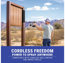 Muž používa akumulátorovú striekaciu pištoľ na natieranie dreveného povrchu vonku. V pozadí sú vidieť hory.