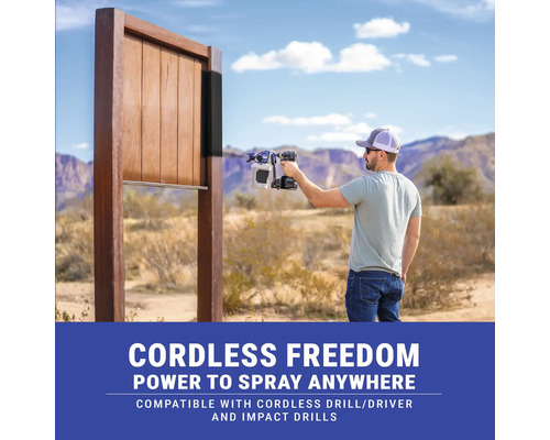 Muž používa akumulátorovú striekaciu pištoľ na natieranie dreveného povrchu vonku. V pozadí sú vidieť hory.