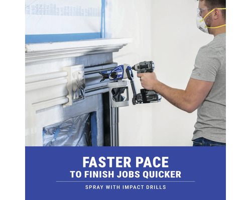 Muž strieka farbu striekacou pištoľou na rímsu krbu