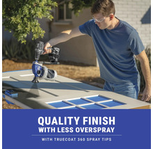 Muž strieka dvere striekacou pištoľou. Má na sebe ochranné okuliare.