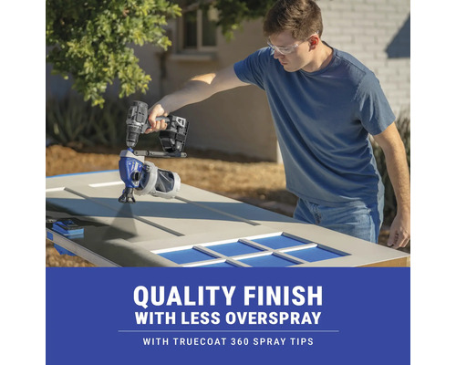 Muž strieka dvere striekacou pištoľou. Má na sebe ochranné okuliare.