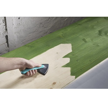 Drevená doska natieraná maliarskym nástrojom.