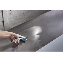 Ruka používa brúsny blok na vyhladenie kovového povrchu.