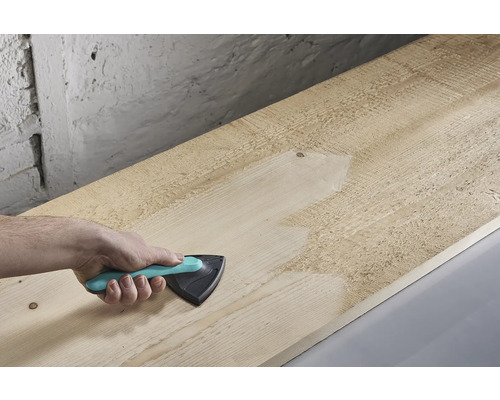 Ruka brúsi drevenú dosku trojuholníkovou brúskou