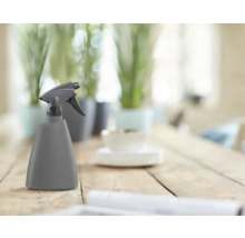 Rozprašovač na rastliny na drevenom stole