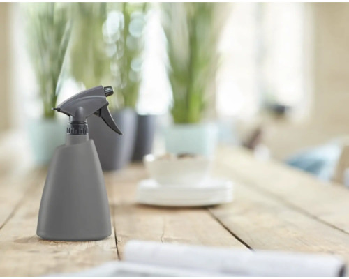 Rozprašovač na rastliny na drevenom stole