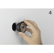 Ruka drží vrták na hmoždinky Wolfcraft pred vyvŕtaným otvorom.