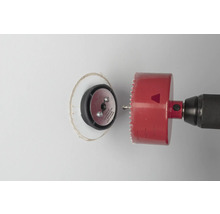 Dierovka vŕta otvor do steny.