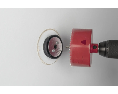 Dierovka vŕta otvor do steny.