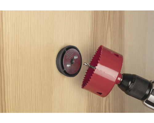 Dierovacia píla s vŕtačkou vŕta otvor do drevených dverí