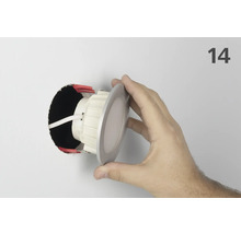 Inštalácia stropného zapusteného bodového svietidla do otvoru rukou