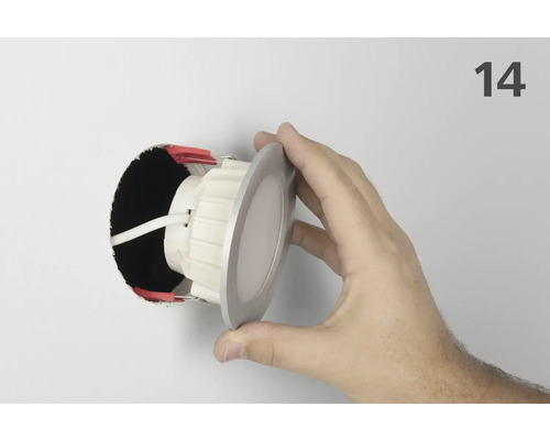 Inštalácia stropného zapusteného bodového svietidla do otvoru rukou